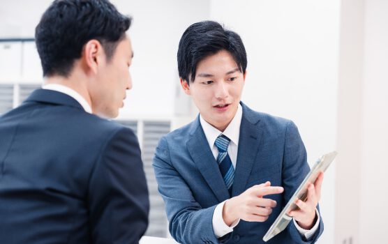 打ち合わせを行うビジネスパーソン