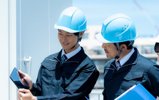 施設調査を行う技術者