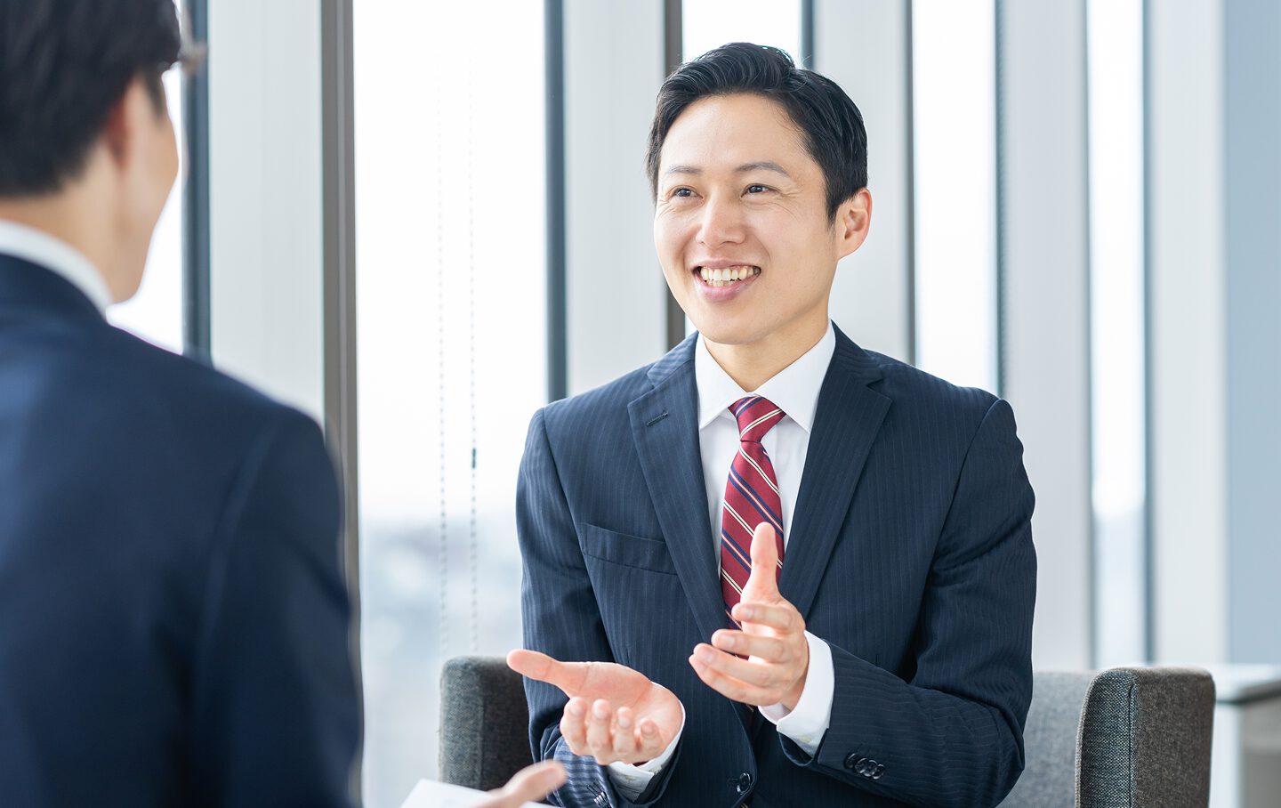 商談を行うビジネスパーソン