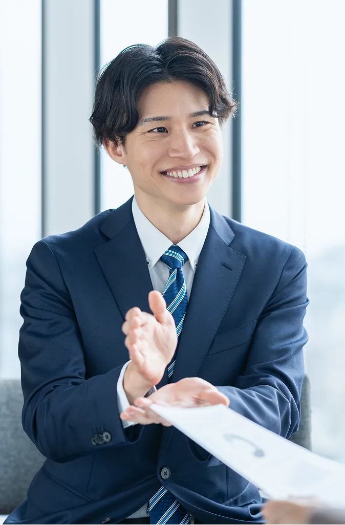 スタッフが商品を紹介している様子