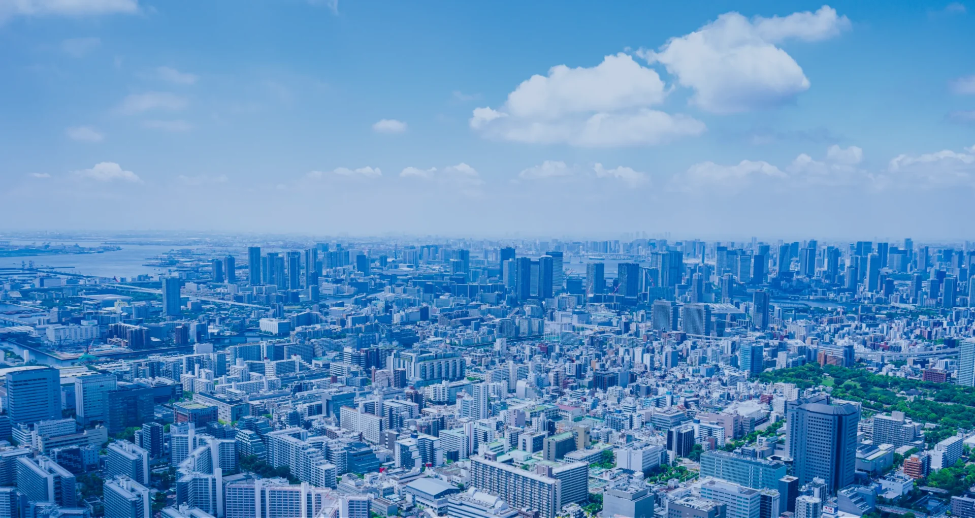 都市部を一望する高層ビル群の航空写真
