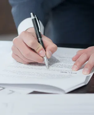 契約書に署名をしている様子