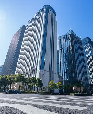 高層オフィスビルが立ち並ぶビジネス街の風景