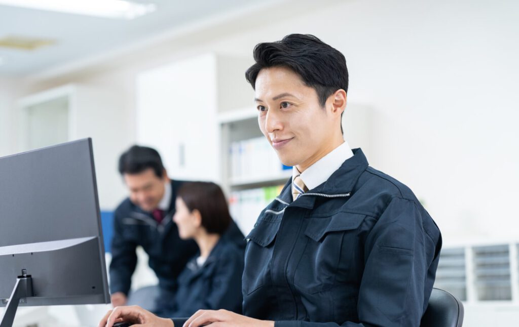 パソコンで施設管理データを確認する担当者