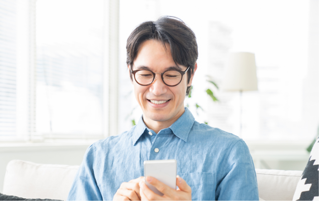 スマートフォンでスケジュール確認を行う利用者