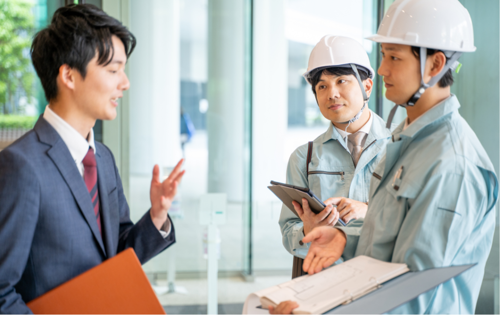 現場情報を共有する担当者たち