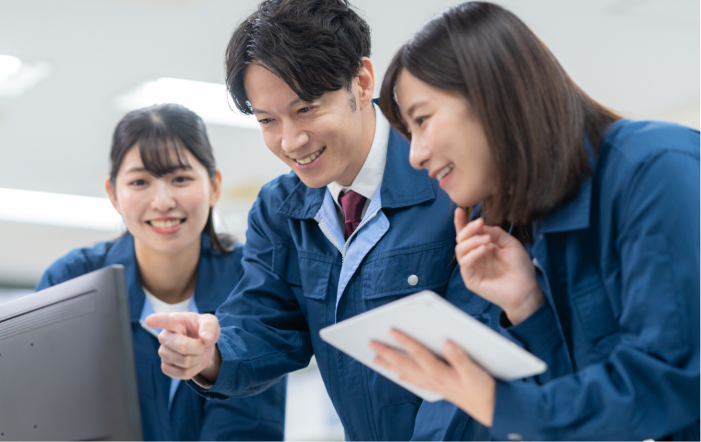 施設管理データを確認する担当者たち