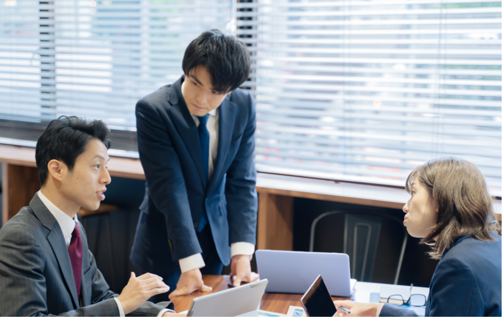 事業計画について協議する担当者