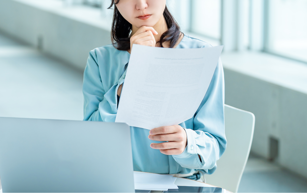 書類確認を行う担当者