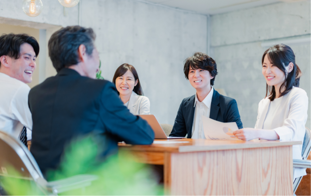 施設管理に関する打ち合わせを行う担当者