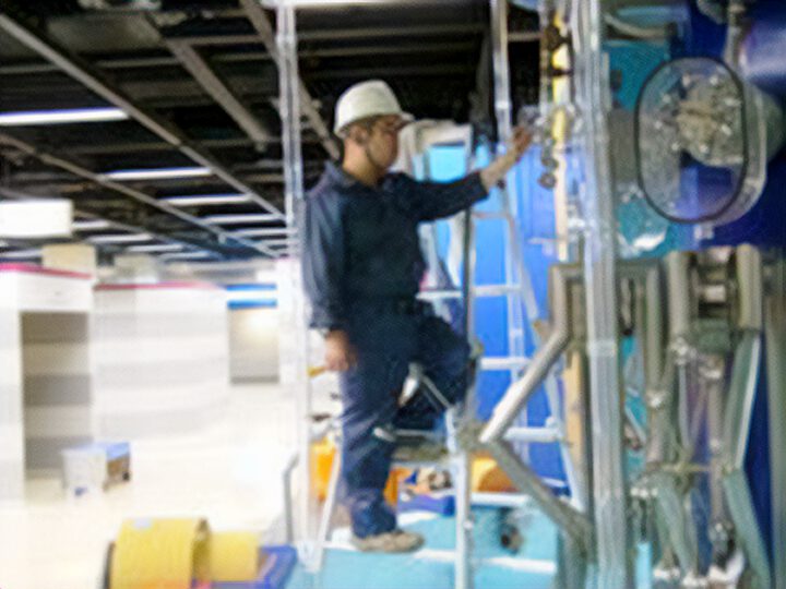 施設設備の点検作業を行う担当者